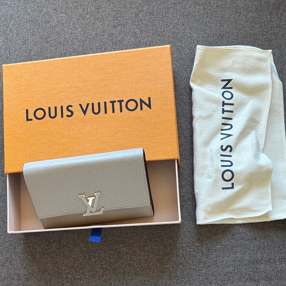 Louis Vuitton Light Gray Capucines Wallet